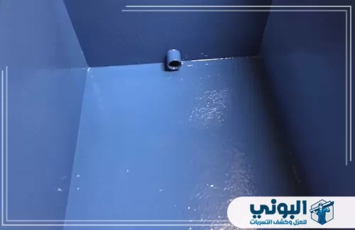 عزل خزانات مياه آمن وصحي بالرياض 0500805875 البوني زاوية علوية توضح أرضية وجوانب الخزان بعد اكتمال العزل، حيث يبدو السطح نظيفاً تماماً ومغطى بالعازل