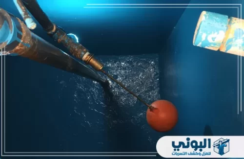 عزل خزانات فوم بالرياض 0500805875 شركة البوني لقطة من داخل خزان مياه توضح صمام العوامة والوصلات الداخلية بعد إتمام عملية العزل المائي