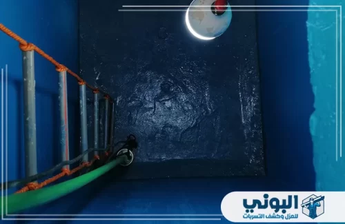 عزل حراري لخزانات بالرياض 0500805875 شركة البوني لقطة عمودية من فتحة الخزان تظهر السلم الداخلي والمضخة، حيث يبدو قاع الخزان مغطى بالكامل
