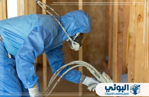 عزل مائي بالرياض 0500805875 البوني فني عزل يستخدم لهب التسخين (البشبوري) لتثبيت لفائف العزل وضمان الالتصاق التام.