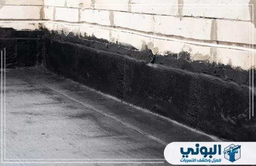 عزل أسطح من الحرارة في الرياض 0500805875 البوني جانب من جدار السطح بعد إتمام عملية العزل الأسود بنجاح.