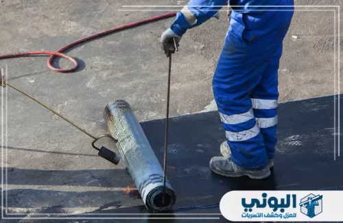 عزل فوم للأسطح بالرياض 0500805875 البوني عملية تثبيت لفائف العزل باستخدام التسخين لضمان الالتصاق.