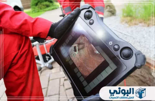 تسليك بالضغط العالي بالرياض 0500805875 البوني لقطة مقربة لشاشة جهاز فحص رقمي تعرض الحالة الداخلية للأنابيب للكشف عن التسربات أو الكسور.