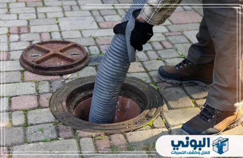 تسليك مجاري الطوارئ بالرياض 0500805875 البوني عملية تنظيف وتفريغ لبالوعة صرف صحي مربعة باستخدام خرطوم شفط مخصص للتخلص من الانسدادات.