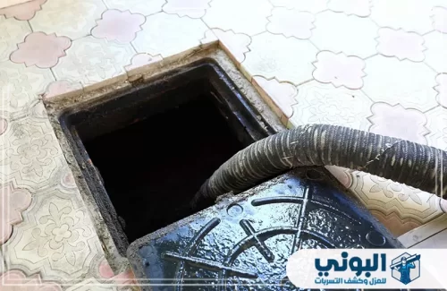 تسليك الصرف الصحي في الرياض 0500805875 البوني عملية تنظيف وتفريغ لبالوعة صرف صحي مربعة باستخدام خرطوم شفط مخصص للتخلص من الانسدادات.