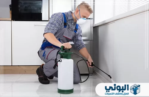 مكافحة الفئران بالرياض 0500805875 البوني فني رش مبيدات يضع كمامة ويرش زوايا المطبخ بدقة.