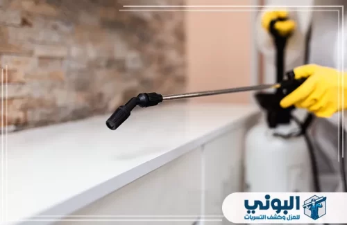 شركة رش مبيدات مع ضمان في الرياض 0500805875 البوني لقطة قريبة لفوهة جهاز رش المبيدات أثناء العمل.