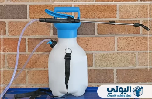 مكافحة الحشرات بالطريقة الآمنة بالرياض 0500805875 البوني جهاز رش مبيدات يدوي أبيض وأزرق أمام جدار قرميدي.