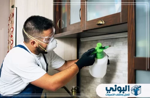 مبيدات حشرية آمنة بالرياض 0500805875 شركة البوني فني رش مبيدات يضع كمامة ويرش زوايا المطبخ بدقة.