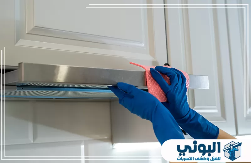 تنظيف وتعقيم مطابخ بمعدات متخصصة ضمن خدمة تنظيف مطابخ بالقصيم.