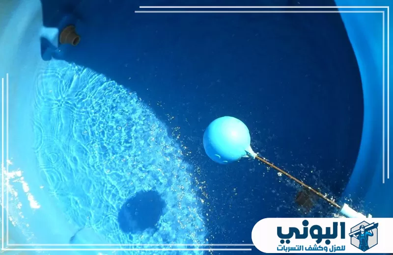 مياه وعوامة داخل خزان منزلي قبل تنظيف خزانات المنازل بالقصيم