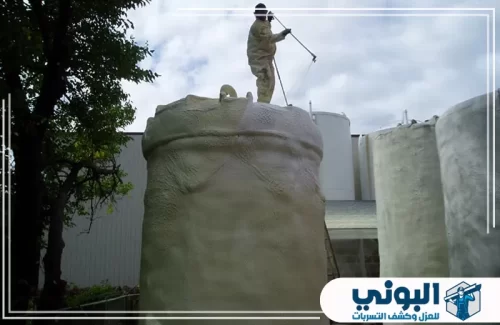 افضل شركة عزل خزانات بالقصيم 0500805875 شركة البوني فريق شركة البوني أثناء تنظيف خزان قبل تطبيق العزل لحماية المياه المخزنة.