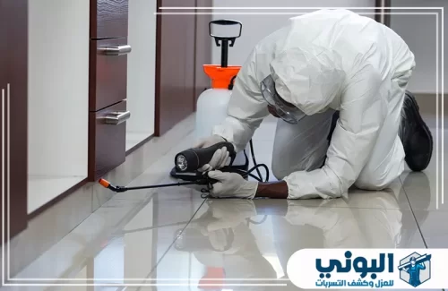 افضل شركة مكافحة حشرات بالقصيم 0500805875 شركة البوني فريق شركة البوني أثناء رش الحشرات في منزل لضمان بيئة صحية وآمنة.