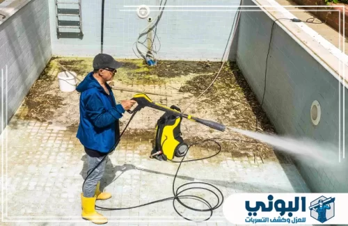 شركة تنظيف مسابح بالقصيم 0500805875 شركة البوني غسيل قاع المسبح بضغط الماء لإزالة الطحالب قبل التعقيم.