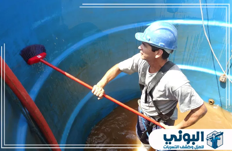 عامل يفرش جدار الخزان لإزالة الطحالب من خزانات المياه بالقصيم