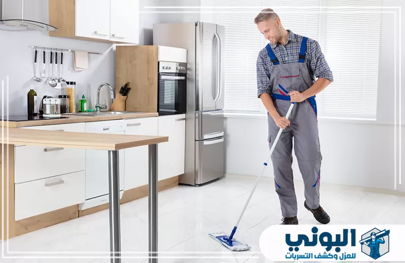 عامل ينفذ تنظيف مطابخ ضمن خدمة تنظيف مطابخ بالقصيم
