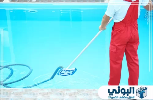 شركة تنظيف مسابح بالقصيم 0500805875 شركة البوني تنظيف سطح المسبح بأداة مخصصة لمتابعة صفاء المياه.