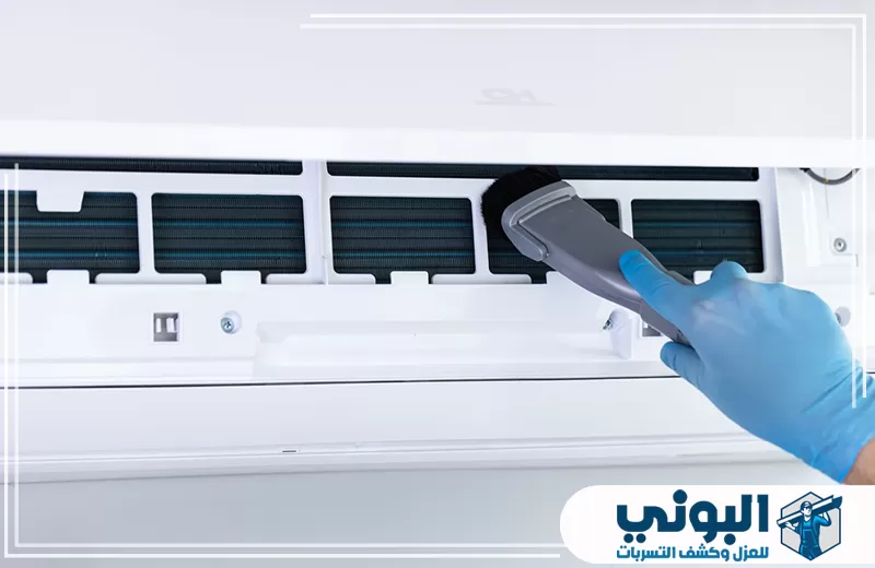 تنظيف وتعقيم المكيفات بمعدات متخصصة ضمن خدمة تنظيف مكيفات بالقصيم.