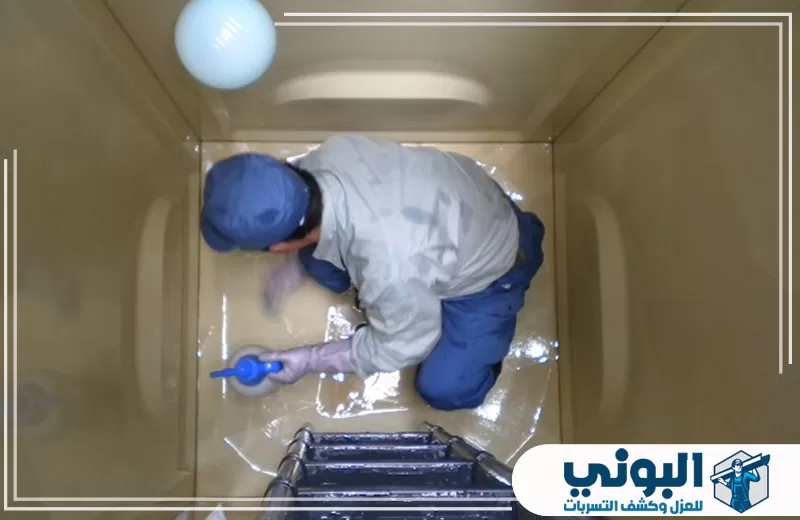 عامل ينظف قاع الخزان من الداخل ضمن خدمات شركة تنظيف خزانات بالقصيم