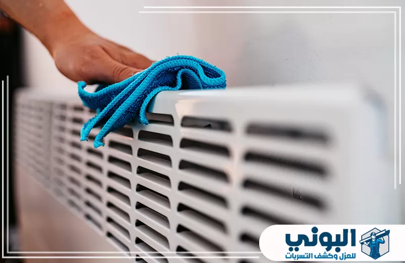 تنظيف الجزء الخارجي من المكيف لإزالة الأتربة ضمن أعمال تنظيف مكيفات بالقصيم وتحسين كفاءة التشغيل.