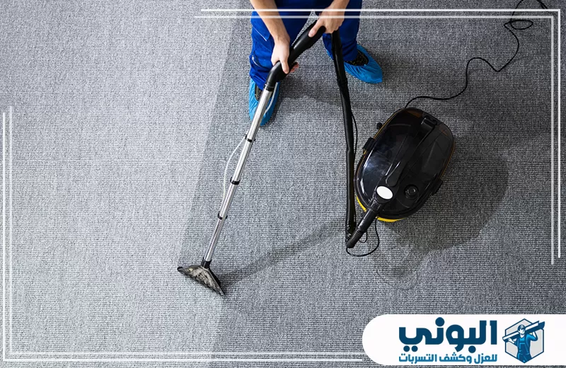 عامل ينفذ تنظيف سجاد ضمن خدمة تنظيف سجاد بالقصيم