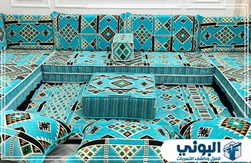 شركة تنظيف مجالس بالقصيم 0500805875 شركة البوني كنبة أرضية بألوان زاهية مع تنظيف دقيق للمقعد والثنيات لضمان ترتيب كامل.