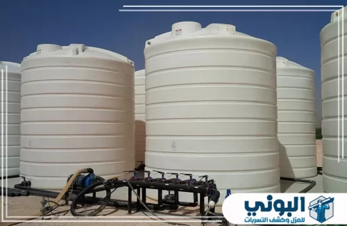 تنظيف وتعقيم خزانات بالدمام 0500805875 شركة البوني مجموعة خزانات مياه بيضاء ضخمة عمودية، مجهزة بنظام ضخ وتمديدات متطورة لضمان إمداد مستمر وآمن