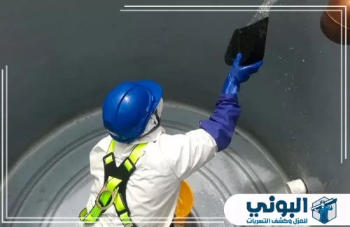تنظيف الخزانات البلاستيكية بالدمام 0500805875 شركة البوني فني تنظيف خزانات مياه ببدلة وقائية وخوذة زرقاء، يقوم بغسل الجدران الداخلية بدقة لضمان النظافة والتعقيم