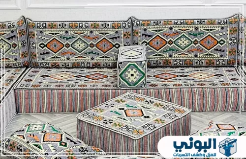 شركة تنظيف مجالس بالرياض 0500805875 شركة البوني مجلس عربي بنقوش هندسية يوضح دقة التعامل مع المفروشات كثيرة التفاصيل.