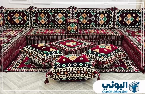 شركة تنظيف مجالس بالرياض 0500805875 شركة البوني مجلس عربي داكن بنقوش ملونة يبرز عناية دقيقة بالمجالس التراثية.