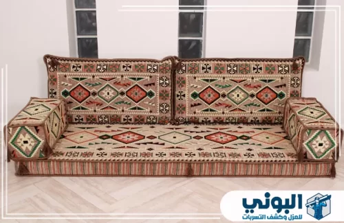 شركة تنظيف مجالس بالرياض 0500805875 شركة البوني مجلس عربي فاتح بزخارف دقيقة يعكس عناية تناسب المفروشات التراثية الحساسة.