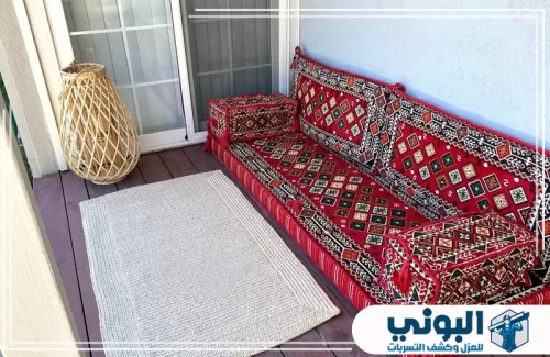 شركة تنظيف مجالس بالرياض 0500805875 شركة البوني مجلس عربي أحمر في مساحة خارجية يبرز عناية تناسب الجلسات المفتوحة.