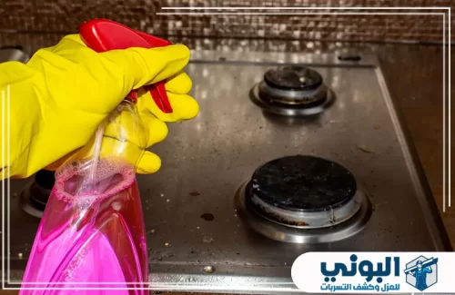 شركة تنظيف مطابخ بالرياض 0500805875 شركة البوني رش منظف مخصص على سطح البوتاجاز لتفكيك الدهون قبل التنظيف الدقيق.