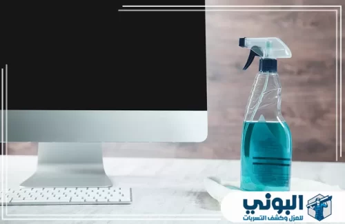 شركة تنظيف مكاتب بالرياض 0500805875 شركة البوني بخاخ تنظيف أسطح مكتبية بجوار شاشة كمبيوتر داخل مقر إداري.