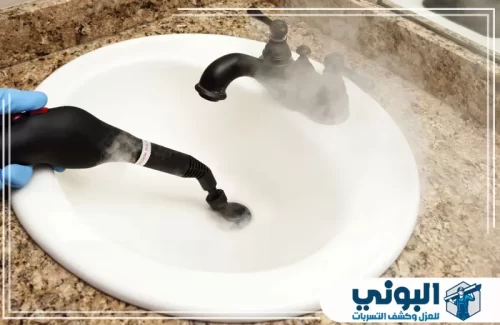 شركة تنظيف بالبخار بالرياض 0500805875 شركة البوني تنظيف بالبخار لحوض المغسلة مع تركيز دقيق على فتحة التصريف.