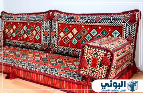 شركة تنظيف مجالس بالرياض 0500805875 شركة البوني مجلس عربي تراثي بنقوش حمراء دقيقة مع عناية تحافظ على لون القماش.