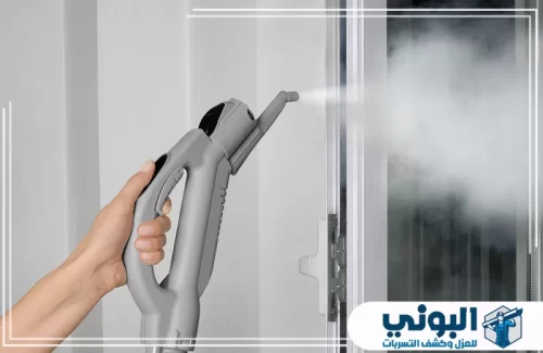 شركة تنظيف بالبخار بالرياض 0500805875 شركة البوني معالجة بالبخار لمجرى النافذة لإزالة الأوساخ من المناطق صعبة الوصول.