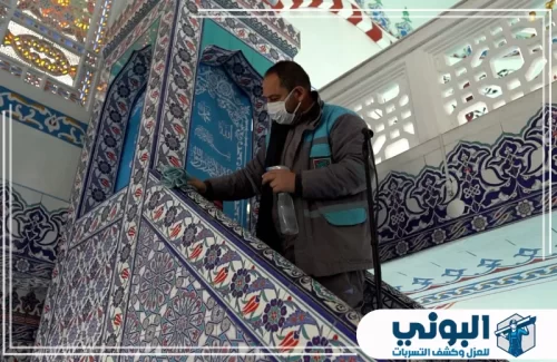 شركة تنظيف مساجد بالرياض 0500805875 شركة البوني فني ينظف منبر المسجد المزخرف يدويًا مع العناية بالتفاصيل الدقيقة.