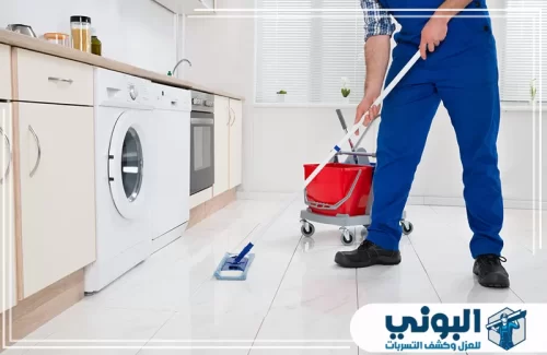 شركة تنظيف مطابخ بالرياض 0500805875 شركة البوني تنظيف أرضية المطبخ بمعدات عملية تمنح المساحة مظهرًا مرتبًا ونظيفًا.