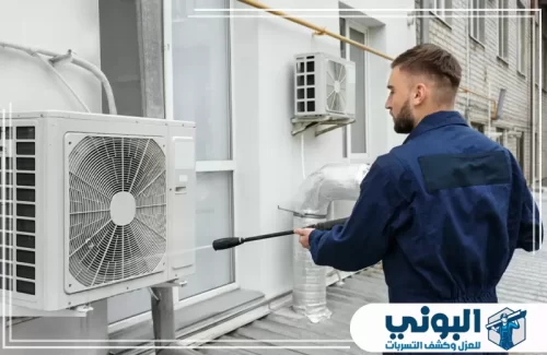 غسيل مكيفات سبليت بالدمام 0500805875 شركة البوني فني صيانة محترف ينظف الوحدة الخارجية للتكييف باستخدام مضخة مياه لضمان كفاءة التبريد.