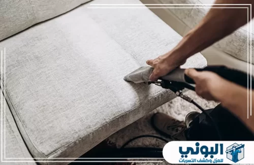 تنظيف مجالس وكنب بالدمام 0500805875 شركة البوني متخصص ينظف أريكة بيضاء بعمق، حيث يظهر بوضوح الفرق المذهل بين الجزء النظيف والاتساخات السابقة