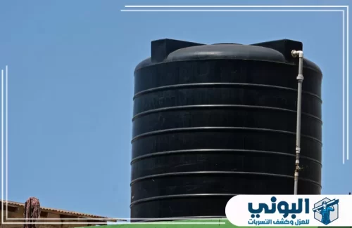 شركة صيانة خزانات بالدمام 0500805875 شركة البوني لقطة علوية لخزان مياه علوي مع أنبوب التغذية، يبرز التصميم المتين لمواجهة أشعة الشمس.